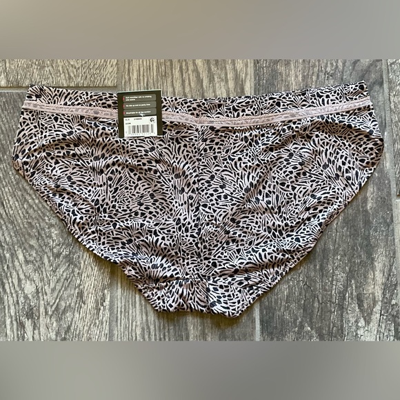 New Bali One Smooth U bikini panties size XL/8 Multicolor Design - Picture 2 of 2